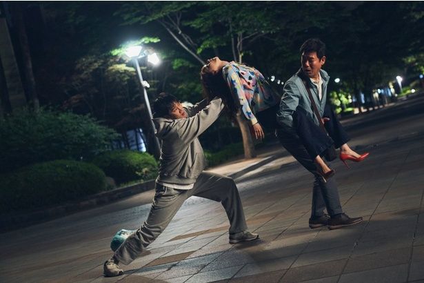 悪魔に憑きされるソンジが突然倒れてしまう… [c]2025 CJ ENM Co., Ltd., FILMMAKERS R&K ALL RIGHTS RESERVED