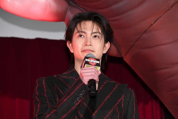 竜也役の綱啓永