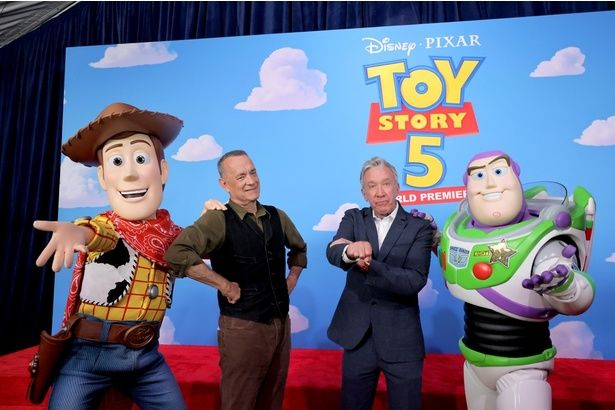 ウッディ役のトム・ハンクスと、バズ・ライトイヤー役のティム・アレン [c]2026 Disney/Pixar. All Rights Reserved.