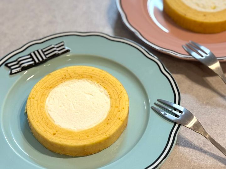 甘さ控えめの生クリームがおいしい純生バウムクーヘンフランフランのお皿とナチュラルキッチンのフォークで