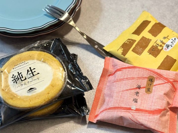 シャトレーゼの海老塩せんべいと香味カレーせんべいバウムクーヘンの洋菓子