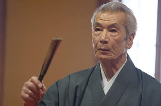当代一の女形であり、人間国宝の歌舞伎役者・小野川万菊(田中泯さん)