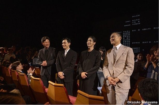 4人全員が涙を滲ませ、感謝の言葉を述べた