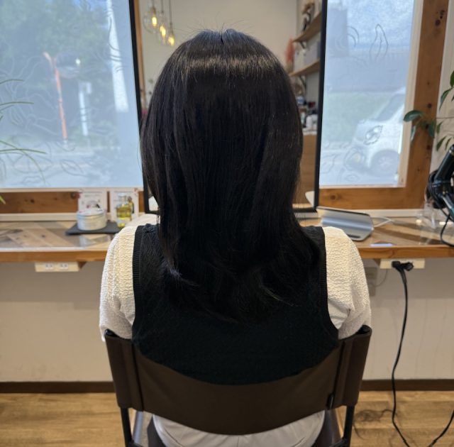 女性のうしろ姿