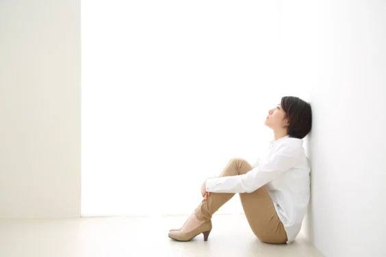母親の愛情不足で育った女性には、どんな特徴がある？