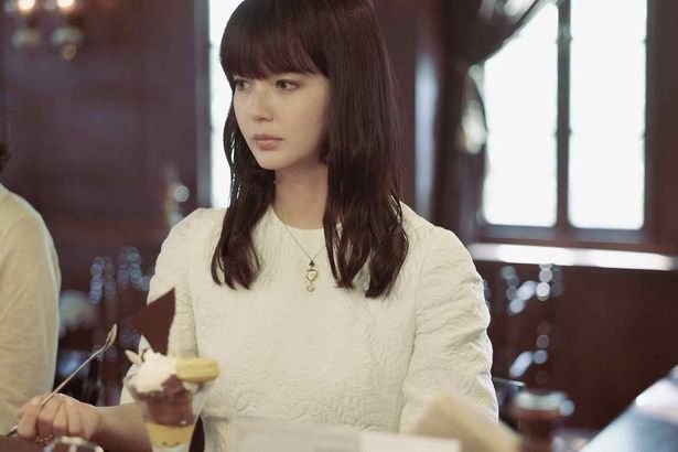 古い洋館に1人で暮らす資産家の女性クロエ(第1話) [c]海野つなみ／講談社 [c]2026 WOWOW