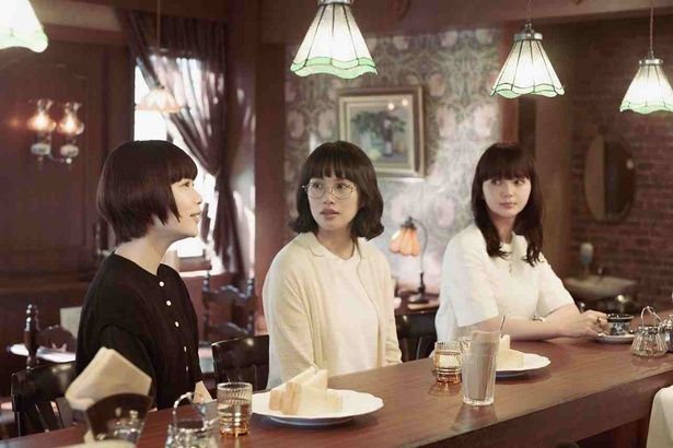 エマがハローワークで出会った由希子役に臼田あさ美(第1話) [c]海野つなみ／講談社 [c]2026 WOWOW