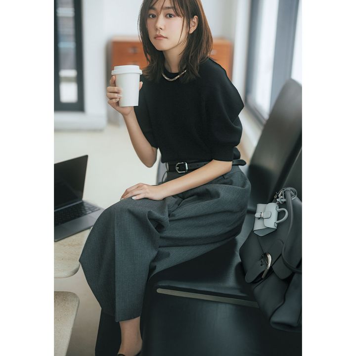 アストラットのひとクセフォルムの半袖ニットとグレーパンツのモノトーンコーデ