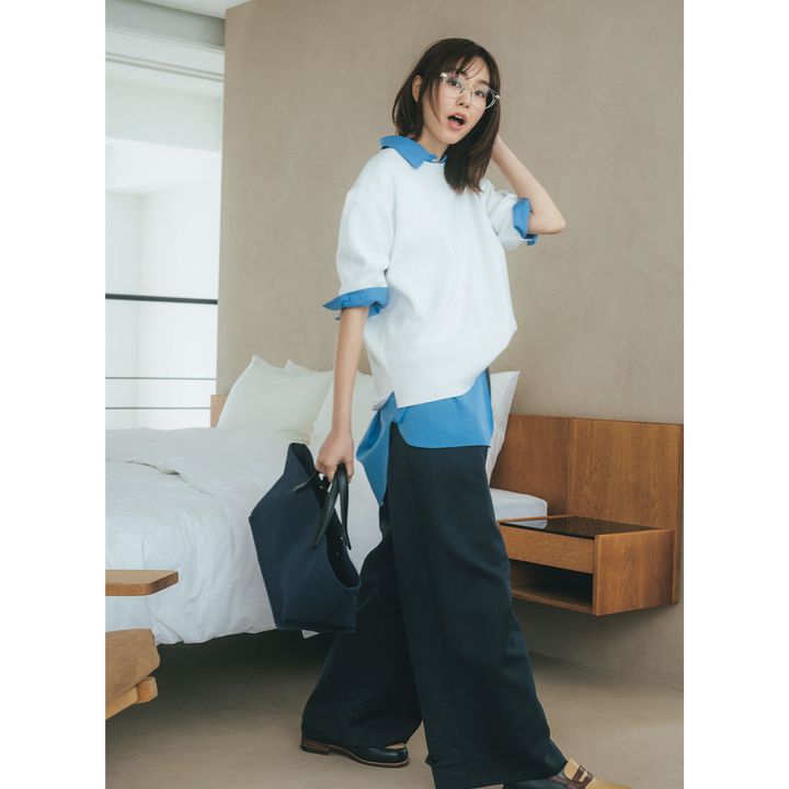 ブルーのシャツにエブールのビッグシルエットの半袖ニットを重ねてキレイめパンツやローファーを合わせたお仕事コーデ