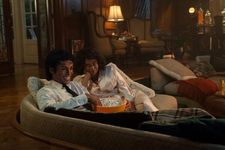 映画『Michael／マイケル』より母とテレビで映画を見ながらくつろぐマイケル