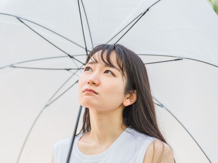 【温泉療法専門医が回答】熱中症は、梅雨明けから気を付ければいいと思っていませんか？ 熱中症は梅雨明け直後の7月に急増しますが、6月のうちに体を暑さに慣らしておくことが重要です。今日からできる対策法をご紹介します。（※画像：Shutterstock.com）