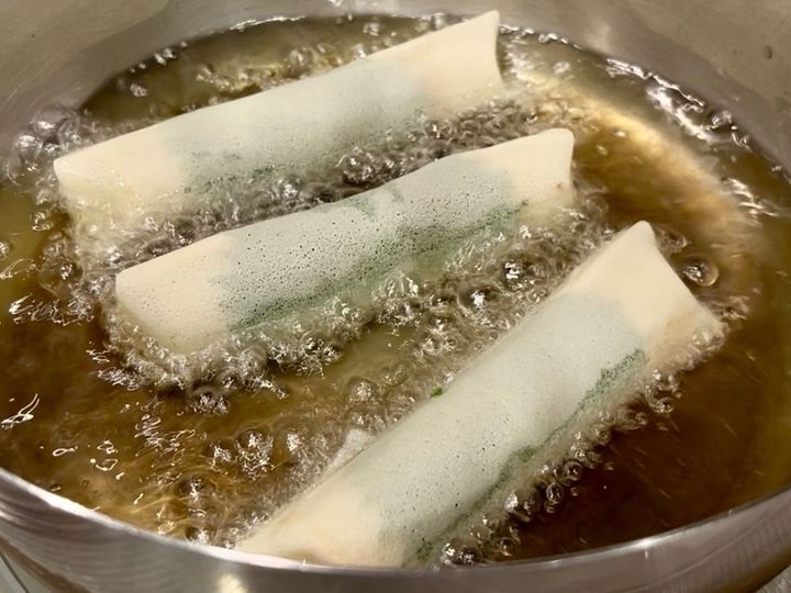 ③油で揚げる