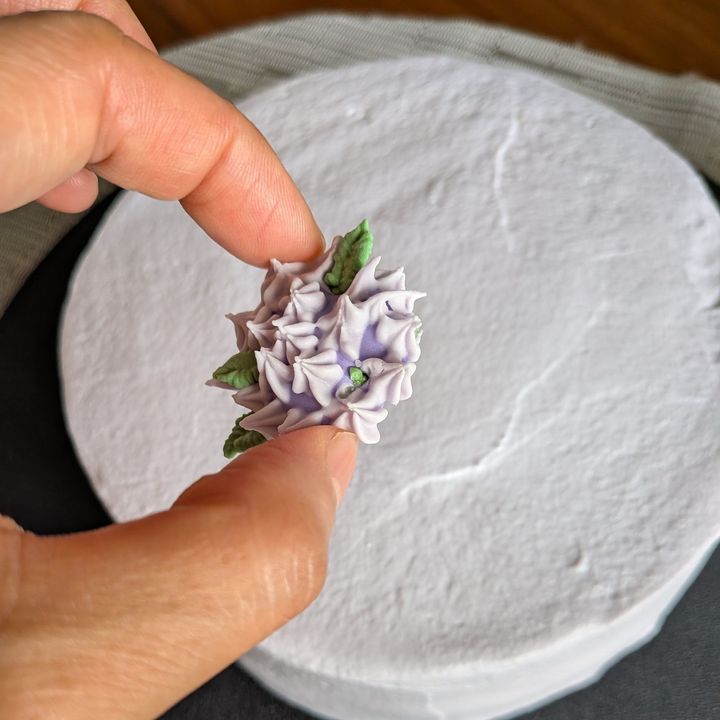 4. アイシングで作った紫陽花をのせる。