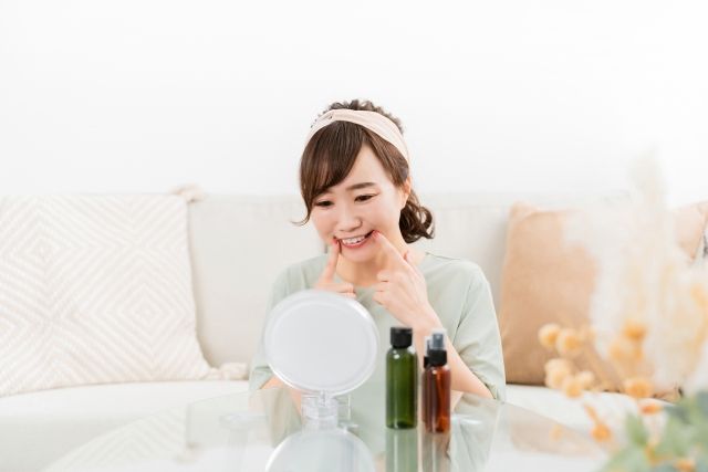 口角を上げる女性