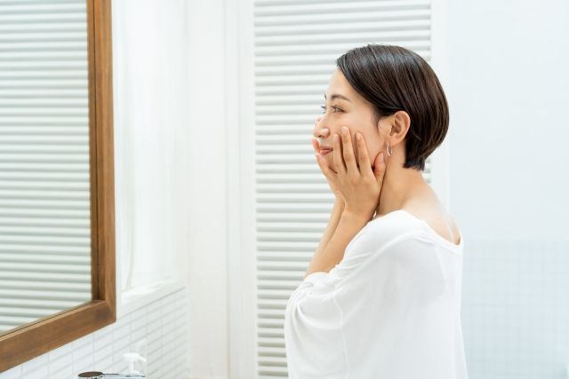 頬を押さえる女性