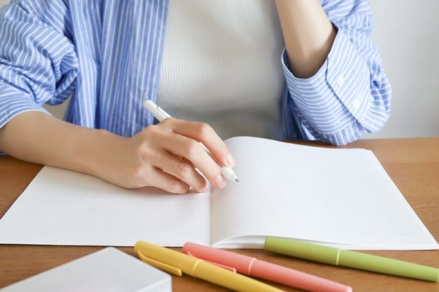 手帳を書く女性