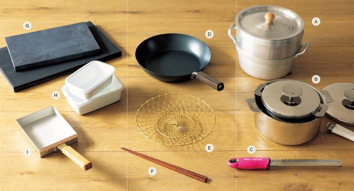 A. 蒸し器￥10,450、段付鍋￥9,680、ゆき平鍋用蓋￥3,080（すべて21㎝）／日本橋木屋 本店 B. グラフィットスターター1620（深鍋16㎝、20㎝、ハンドル付き）￥55,000／チェリーテラス・代官山 C. マイクロプレイン ゼスターグレーター￥3,850／池商 D. 鉄のフライパン（26㎝）￥8,800／FD STYLE（エフディー） E. 手編み菊丸盛り網（大）真鍮￥29,700／金網つじ F. あすなろ調理箸 ￥1,210／暮らしのうつわ 花田 G. 包丁にやさしいまな板 黒（小）￥5,720、（中）￥9,570／釜浅商店 H. レクタングル深型 Ｓシール蓋付￥1,540、Mシール蓋付￥2,035／野田琺瑯 I. 玉子焼器（銅）￥16,170／鍛金工房WESTSIDE33