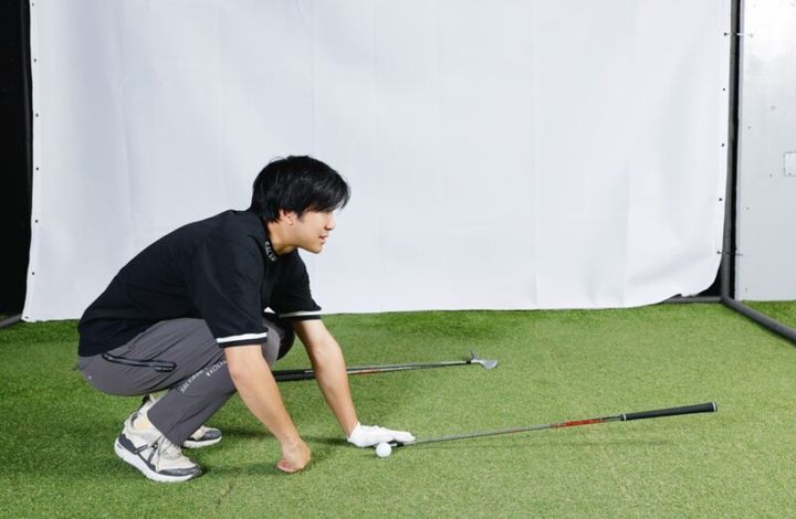 低い球を打つコツは「クラブを短く持つ」こと！番手選びのポイントは…