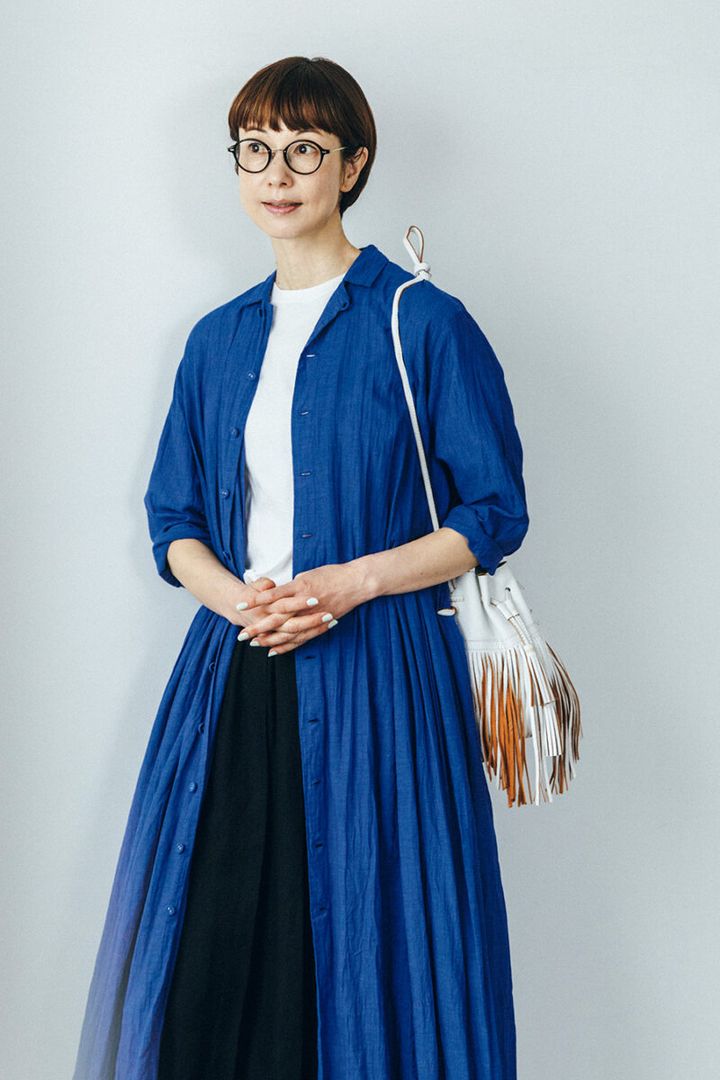 シャツワンピース¥57,200／パドカレ（パドカレ六本木）、バッグ¥36,300／マスター＆コー（マッハ55リミテッド）、メガネ¥19,800／ザ ベッドフォードホテル（キングスター）