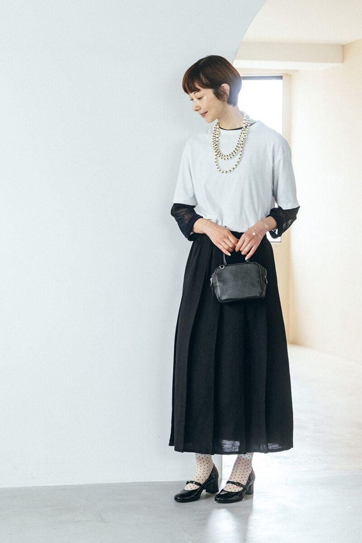 シアドットカットソー¥12,980／ミズイロインド（マーコート）、コットンパール3連ネックレス¥31,900／ハリス×ケイコ オカモト（金万）、バッグ¥36,300／マスター＆コー（マッハ55リミテッド）、ソックス¥1,100／タビオ、シューズ¥41,800／ショセ（プリュス バイ ショセ）、ブレスレット¥37,400、ブレスレットにつけたパールのチャーム¥9,900／ともにプラウ