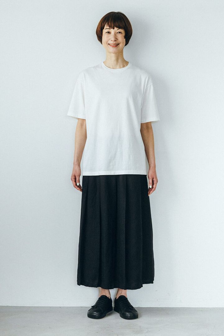 Tシャツ¥12,100 ／ヤエカ（ヤエカアパートメント ストア）、スカート¥9,990、スニーカー¥19,900／ともにムジラボ（無印良品 代官山）