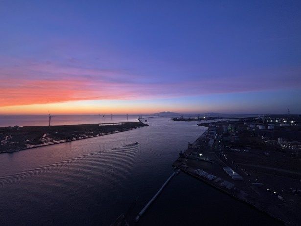 日本海に夕日が沈んでいく荘厳な景色を一望 道の駅あきた ポートタワー・セリオン