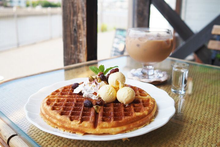 江の島さんぽで立ち寄りたい♪ リバービューの「紅茶専門店ディンブラ」で、約30種類の紅茶と焼きたてワッフルを