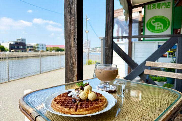 江の島さんぽで立ち寄りたい♪ リバービューの「紅茶専門店ディンブラ」で、約30種類の紅茶と焼きたてワッフルを
