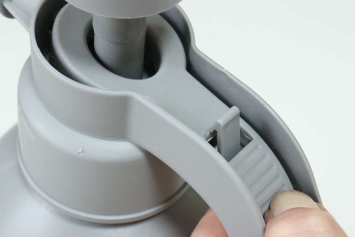 ダイソーの泡タイプ洗剤対応 お掃除用スプレーのレバー