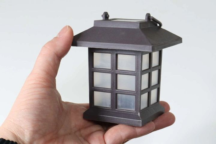 ダイソー ソーラーライト（ハウス型、吊り下げ）
