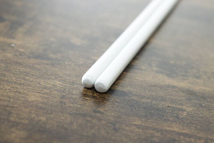 ダイソーのステンレス箸 ホワイト・ブラックは四角い形状で転がりにくい