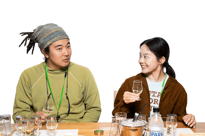 テイスティングする村上央弥さんと小林未佳さん