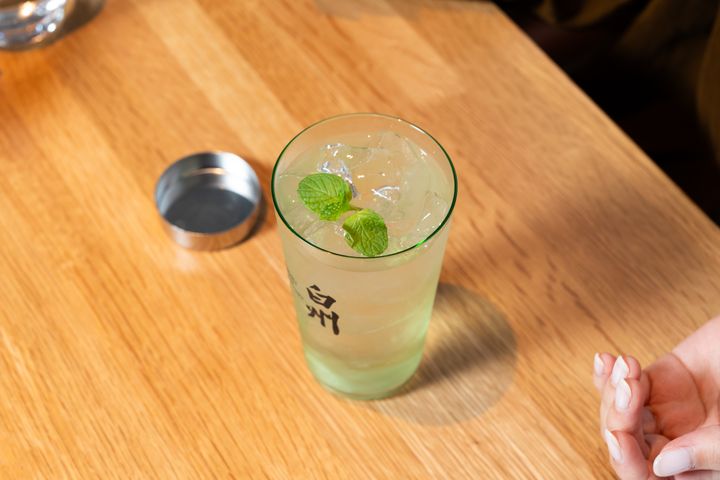 ハイボールにミントをのせたら完成。