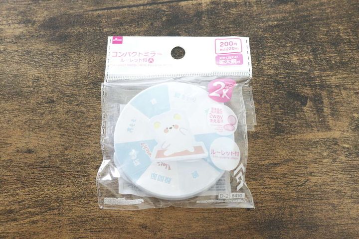 ダイソーのコンパクトミラー（ルーレット付、A）のパッケージ