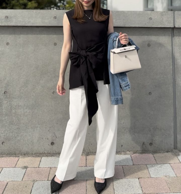 coca 2wayリボントップス 前リボン×ホワイトパンツのモノトーンコーデ（正面）