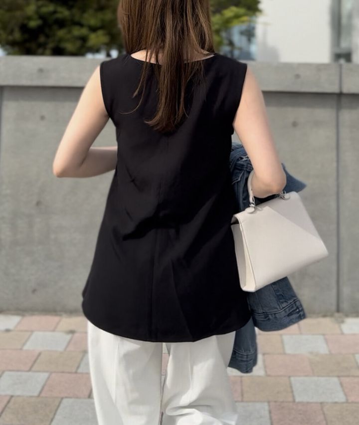 coca 2wayリボントップス すっきりとした後ろ姿のシルエット