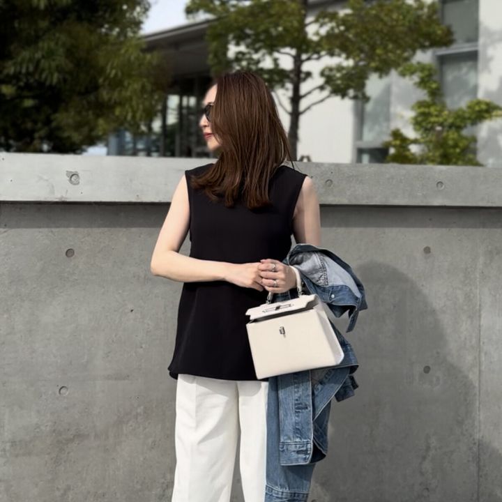 coca 2wayリボントップス ホワイトパンツ×デニムジャケットのお出かけコーデ（横）