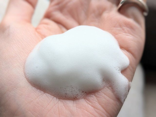 アンティーム ウォッシュのきめ細かい濃密泡を手のひらに乗せた様子
