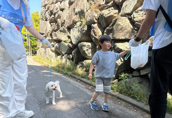 【福岡県福岡市】子どもブランド「トワニエール」、社員の子どもたちが愛犬と一緒にゴミ拾いを実施