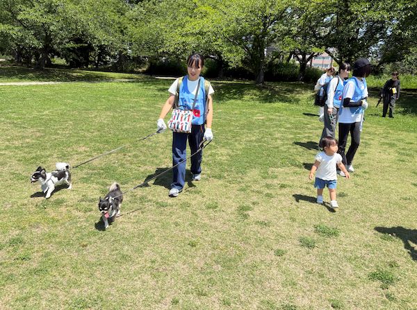 【福岡県福岡市】子どもブランド「トワニエール」、社員の子どもたちが愛犬と一緒にゴミ拾いを実施