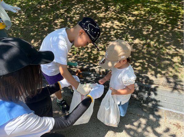 【福岡県福岡市】子どもブランド「トワニエール」、社員の子どもたちが愛犬と一緒にゴミ拾いを実施
