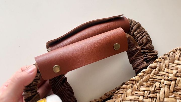 【100均】バッグの持ち手カバーで日焼け止め汚れを防ぐ！ 売り場や付け方も紹介【セリア・キャンドゥ】