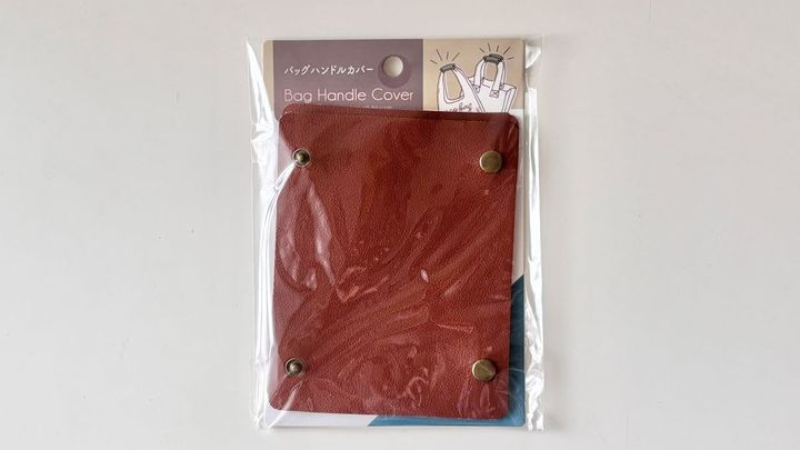 【100均】バッグの持ち手カバーで日焼け止め汚れを防ぐ！ 売り場や付け方も紹介【セリア・キャンドゥ】