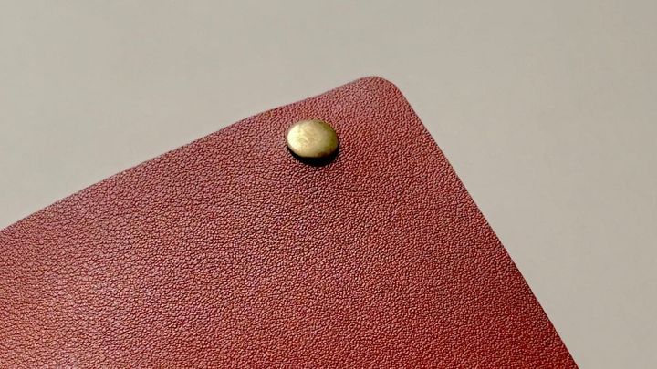【100均】バッグの持ち手カバーで日焼け止め汚れを防ぐ！ 売り場や付け方も紹介【セリア・キャンドゥ】