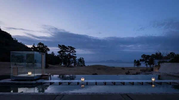 【香川県直島町】アートと建築と自然が響き合う！ベネッセハウスで須田悦弘氏と杉本博司氏の新作を設置