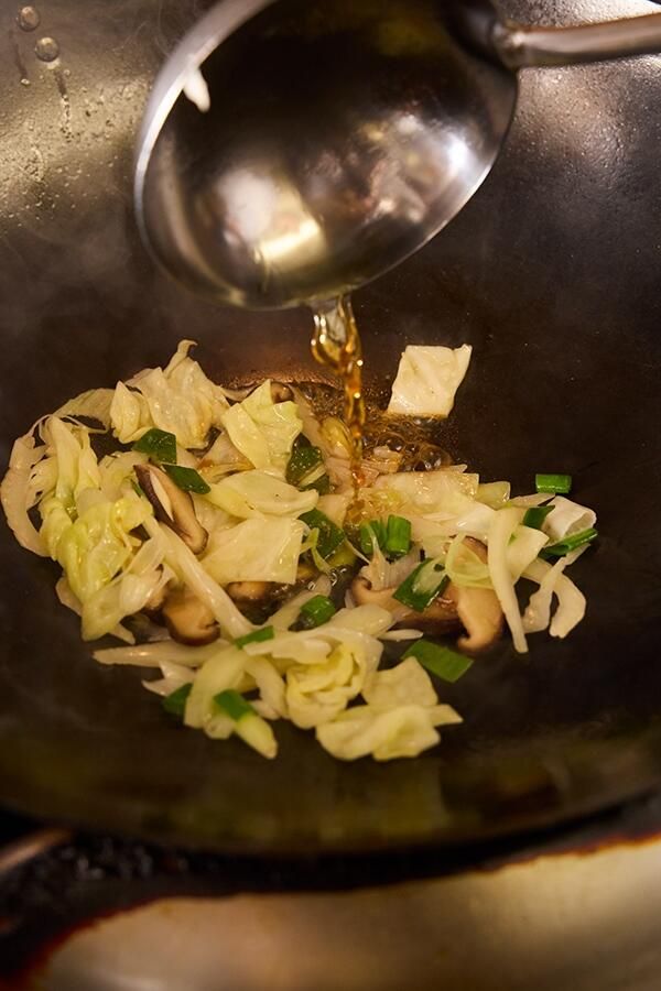 野菜を炒める