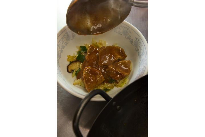 牛肉を盛りつける