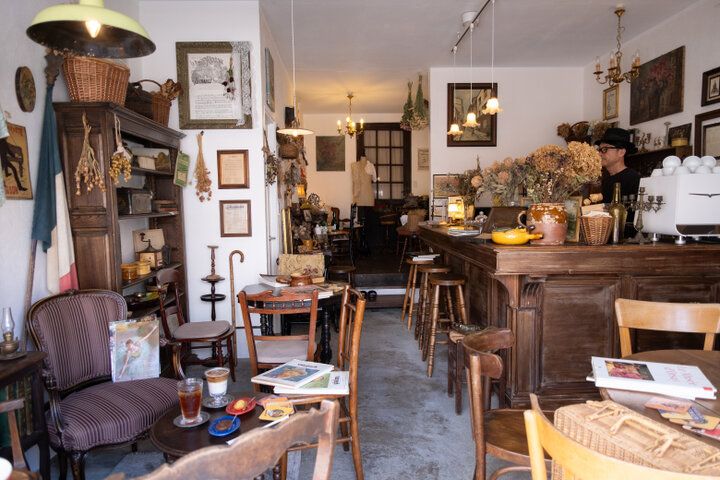 フランスの田舎町へ迷い込んだよう。元寝具店をリノベーションした隠れ家カフェ／阿佐ヶ谷「Au Détour café et brocante」