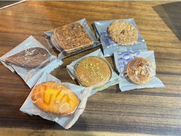 世界大会に出場した焼き菓子6種類(手前1列目左から、マドレーヌアマンド、ガレットピスターシュ、ノワドキャフェ、奥2列目左からサブレショコラ、フロランタンショコラ、サブレリンツァー)