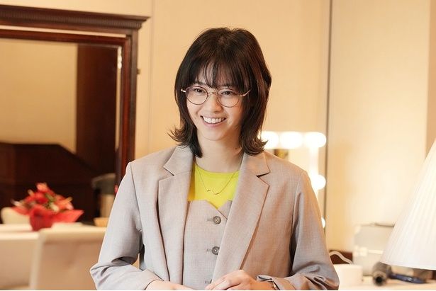 西野七瀬演じる南条のマネージャー、川奈舞 [c]2026「免許返納!?」製作委員会